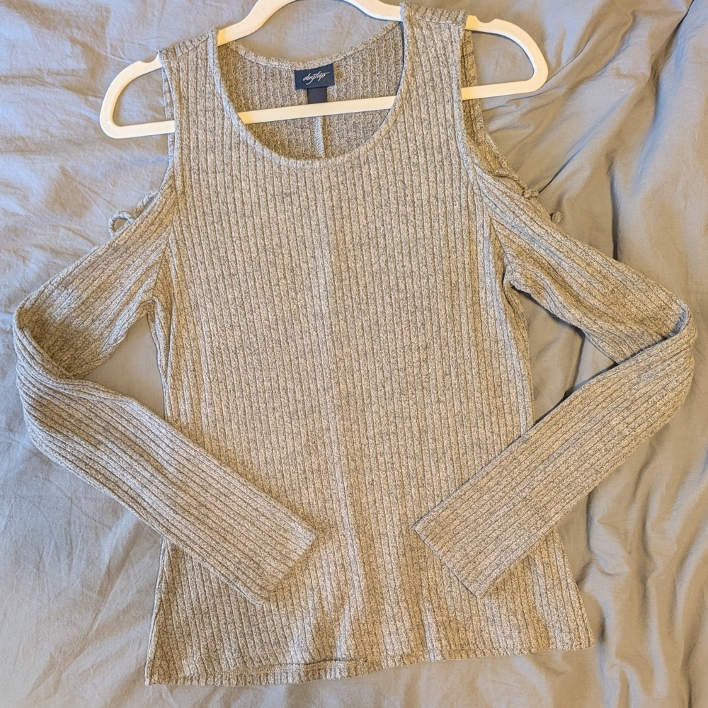 DAYTRIP Cold Shoulder Top. Women's Size Medium - Picture 7 of 8